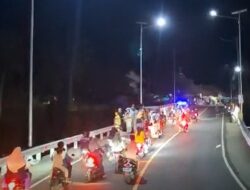 Warga sedang pawei obor