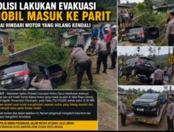 Innova Masuk Parit, Polisi Lakukan Evakuasi
