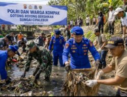 Polri dan Warga Kompak Gotong Royong Bersihkan Sungai Cipalebuh 